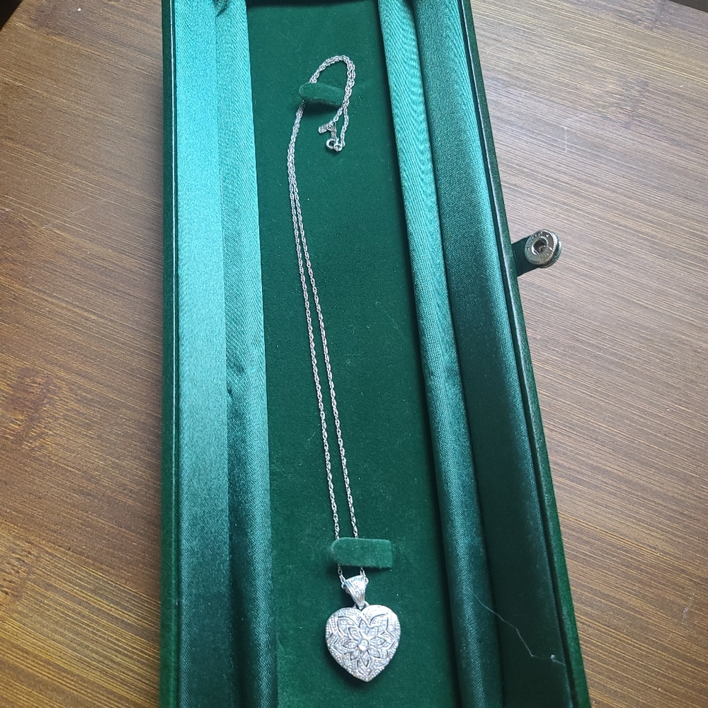 Golden pendant with necklace 0.16 CT diamond